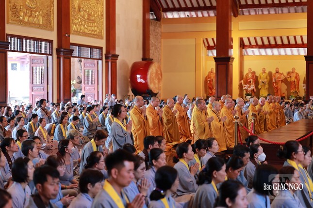 "Tăng Ni cùng một dạ quan chiêm, thiện tín với ba lần bái thỉnh" "Tăng Ni cùng một dạ quan chiêm, thiện tín với ba lần bái thỉnh"