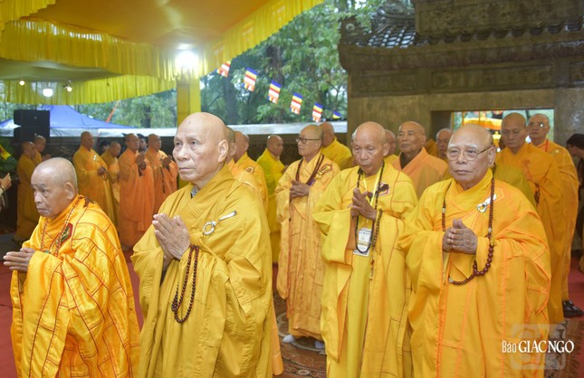Chư vị Trưởng lão, giáo phẩm tưởng niệm Tổ sư Liễu Quán Chư vị Trưởng lão, giáo phẩm tưởng niệm Tổ sư Liễu Quán
