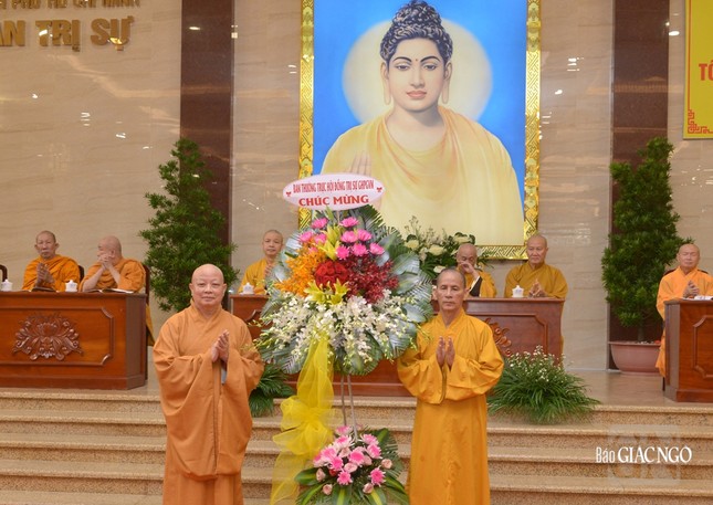 Ban Thường trực Hội đồng Trị sự GHPGVN tặng hoa chúc mừng Ban Thường trực Hội đồng Trị sự GHPGVN tặng hoa chúc mừng