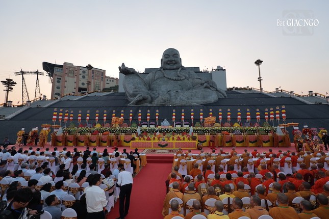 Buổi lễ được cử hành vào thời khắc thiêng liêng giao hòa giữa ngày và đêm