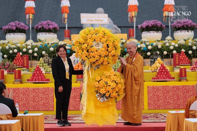 Lẵng hoa chúc mừng của Ban Trị sự GHPGVN tỉnh Tây Ninh