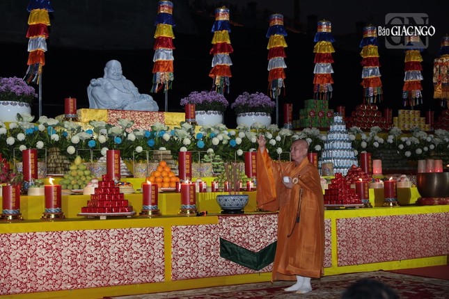 Cử nhành dương sái tịnh