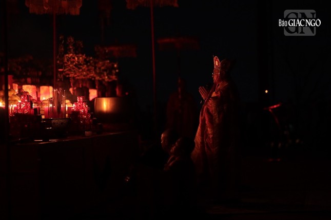 Hòa thượng Thích Đức Tuấn hành lễ thỉnh Phật quan giáng theo nghi lễ miền Bắc