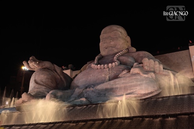 Hơn 20.000 ngọn hoa đăng cầu nguyện cũng được đồng loạt thắp lên tại không gian trước tôn tượng Bồ-tát Di Lặc ngay sau lễ an vị