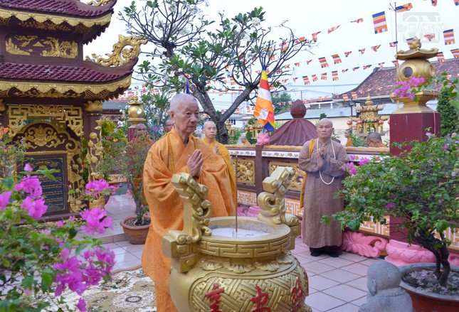 Đại lão Hòa thượng Thích Trí Quảng dâng hương tưởng niệm, đảnh lễ bảo tháp chư liệt vị Tổ sư tại tổ đình Huê Nghiêm, nơi ngài thế phát xuất gia năm lên 10 tuổi