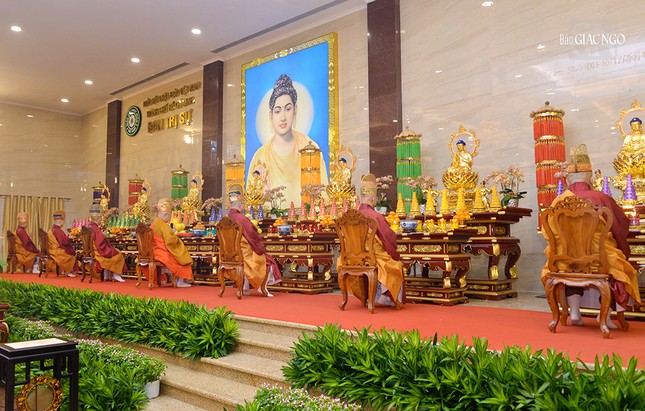 Chư vị đàn chủ hướng dẫn đại chúng đồng trì tụng kinh Dược Sư