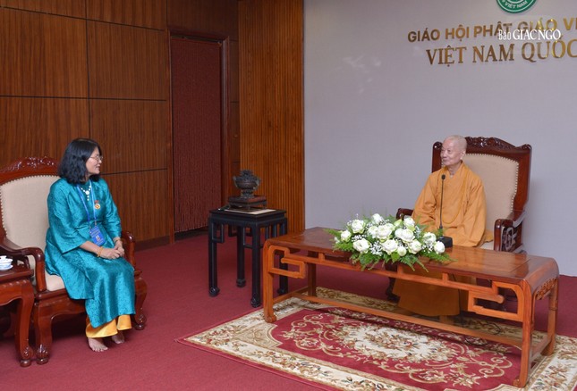 Bà Nguyễn Thị Kim Dung, Phó Chủ tịch Ủy ban MTTQVN TP.Hà Nội có lời cảm ơn chân thành đến Đức Pháp chủ GHPGVN đã dành thời gian đón tiếp phái đoàn Bà Nguyễn Thị Kim Dung, Phó Chủ tịch Ủy ban MTTQVN TP.Hà Nội có lời cảm ơn chân thành đến Đức Pháp chủ GHPGVN đã dành thời gian đón tiếp phái đoàn