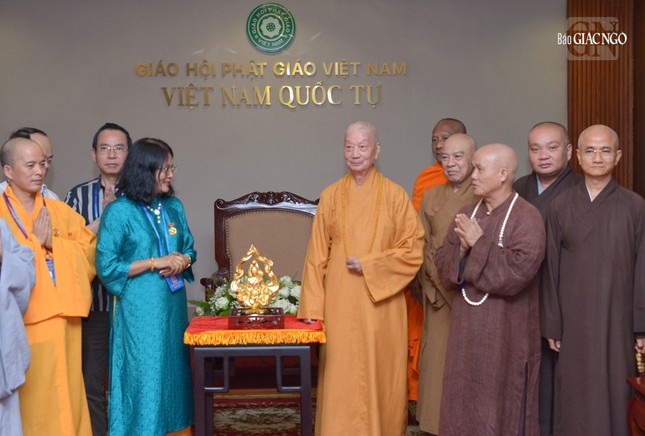 Đức Pháp chủ trao tặng tôn tượng Bồ-tát Thích Quảng Đức đến phái đoàn Đức Pháp chủ trao tặng tôn tượng Bồ-tát Thích Quảng Đức đến phái đoàn