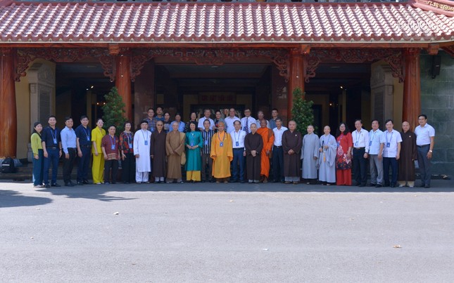 Phái đoàn chụp ảnh lưu niệm trước Việt Nam Quốc Tự Phái đoàn chụp ảnh lưu niệm trước Việt Nam Quốc Tự