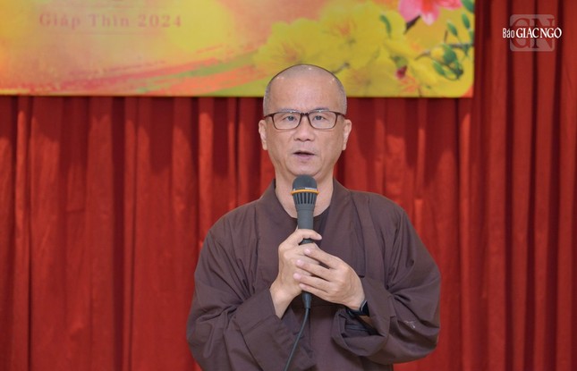 Thượng tọa Thích Chúc Phú, Phó Thư ký tòa soạn trình bày công việc liên quan đến nguyệt san Giác Ngộ