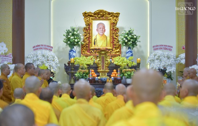 Môn đồ pháp quyến cung đối trước hương án Tôn sư Môn đồ pháp quyến cung đối trước hương án Tôn sư