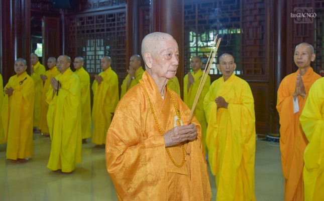 Đức Pháp chủ dâng hương tưởng niệm trước hương án Đại lão Hòa thượng Thích Trí Thủ Đức Pháp chủ dâng hương tưởng niệm trước hương án Đại lão Hòa thượng Thích Trí Thủ