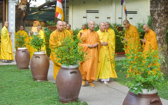 Hòa thượng Thích Nguyên Giác cùng chư Tăng trú xứ Quảng Hương Già Lam cung đón Đức Pháp chủ Hòa thượng Thích Nguyên Giác cùng chư Tăng trú xứ Quảng Hương Già Lam cung đón Đức Pháp chủ