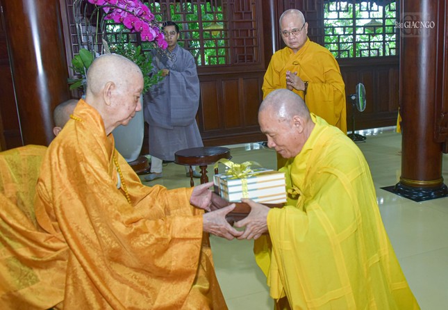 Hòa thượng trụ trì Quảng Hương Già Lam kính tặng bộ Trí Thủ toàn tập đến Đức Pháp chủ Hòa thượng trụ trì Quảng Hương Già Lam kính tặng bộ Trí Thủ toàn tập đến Đức Pháp chủ