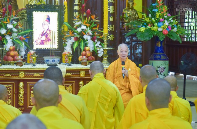 Dịp này, Đức Pháp chủ cũng đã có những chia sẻ đầy thân tình đến chư Tăng tại Quảng Hương Già Lam Dịp này, Đức Pháp chủ cũng đã có những chia sẻ đầy thân tình đến chư Tăng tại Quảng Hương Già Lam