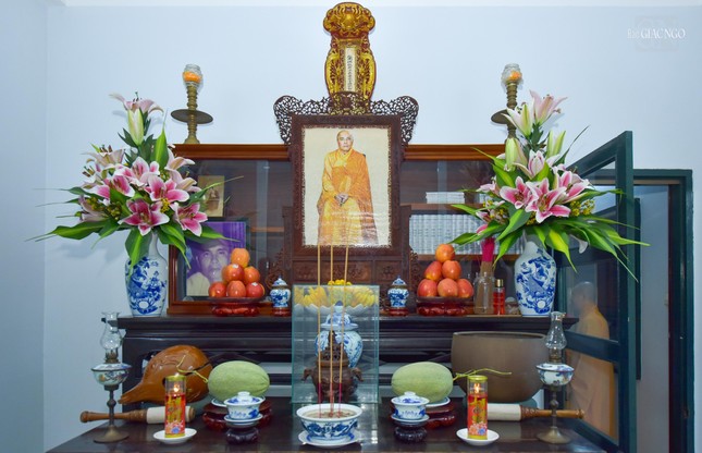 Hương án tưởng niệm Đại lão Hòa thượng Thích Trí Quang tại Dư Hương thất Hương án tưởng niệm Đại lão Hòa thượng Thích Trí Quang tại Dư Hương thất