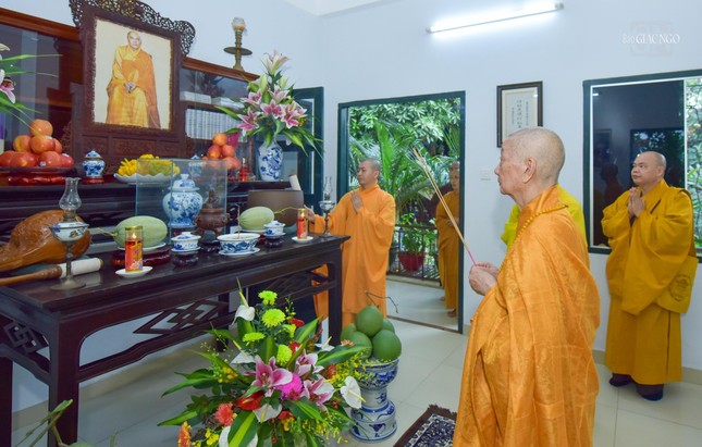 Dâng hương tưởng niệm bậc Thượng nhân Dâng hương tưởng niệm bậc Thượng nhân