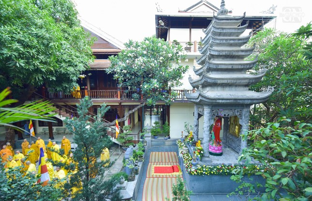 Khuôn viên bảo tháp Đại lão Hòa thượng Thích Trí Thủ nhìn từ Dư Hương thất Khuôn viên bảo tháp Đại lão Hòa thượng Thích Trí Thủ nhìn từ Dư Hương thất