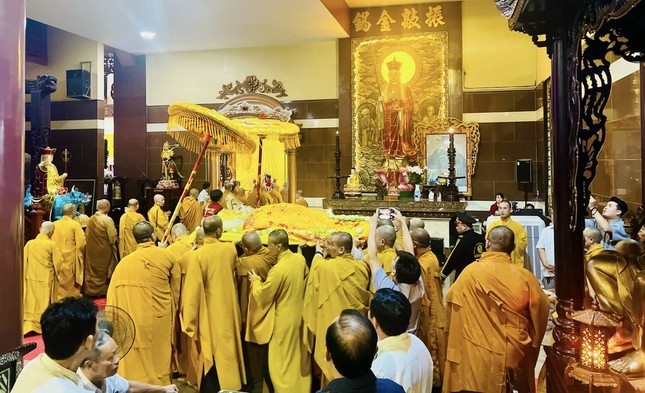 Cung thỉnh nhục thân Thượng tọa Thích Phước Hạnh rời thiền thất đến nơi nhập kim quan Cung thỉnh nhục thân Thượng tọa Thích Phước Hạnh rời thiền thất đến nơi nhập kim quan