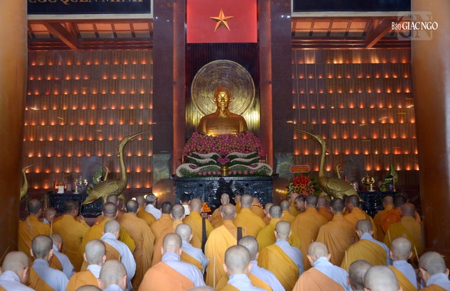 Không gian linh thiêng của chính điện Đền Bến Dược