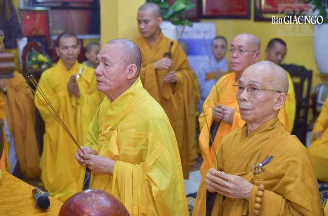 Hòa thượng Thích Nguyên Giác cùng chư tôn đức niêm hương tưởng niệm Hòa thượng Thích Nguyên Giác cùng chư tôn đức niêm hương tưởng niệm