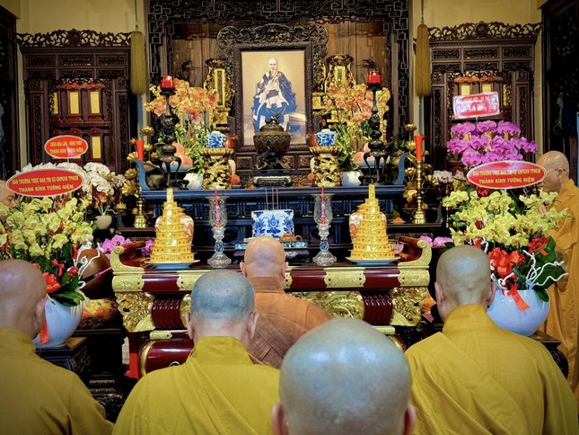 Hương án tưởng niệm Hòa thượng Hồng Đạo tại Tổ đường chùa Định Thành