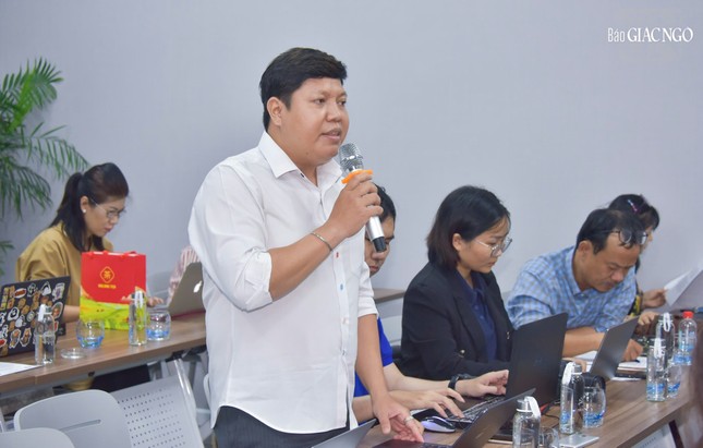 Phóng viên Báo Tuổi Trẻ đặt câu hỏi