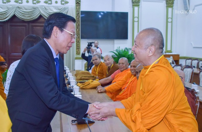 Ông Phan Văn Mãi, Chủ tịch UBND TP.HCM đón tiếp phái đoàn đầy thịnh tình