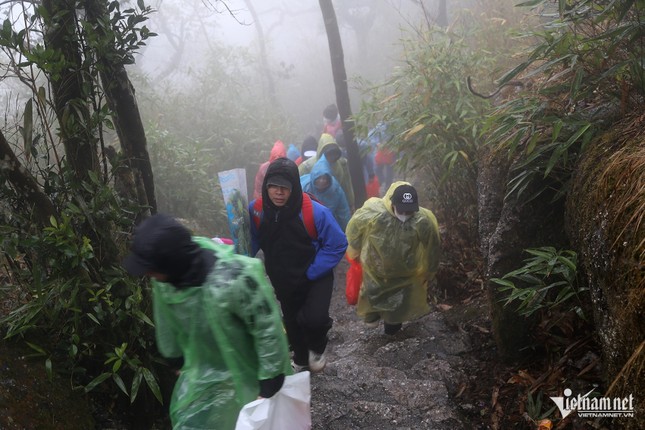 Ghi nhận tại khu vực chùa Đồng, sương mù dày đặc, cách 15m không rõ tầm nhìn. Hơn nữa, tại đây có mưa phùn kèm gió lạnh khiến du khách co ro khi làm lễ
