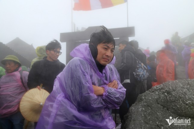 Anh Nguyễn Văn Lành (40 tuổi, đến từ Thanh Hóa) cho biết, đây là năm thứ 5 anh về Yên Tử vào đầu năm. Mất 3 tiếng để anh lên tới chùa Đồng nhưng năm nay thời tiết lạnh thấu xương. &quot;Mọi năm tôi đi trời trong xanh, leo tới chùa Đồng là nóng người, năm nay lạnh không toát nổi mồ hôi. Đây cũng là một trải nghiệm mới mẻ&quot;, anh Lành cho biết