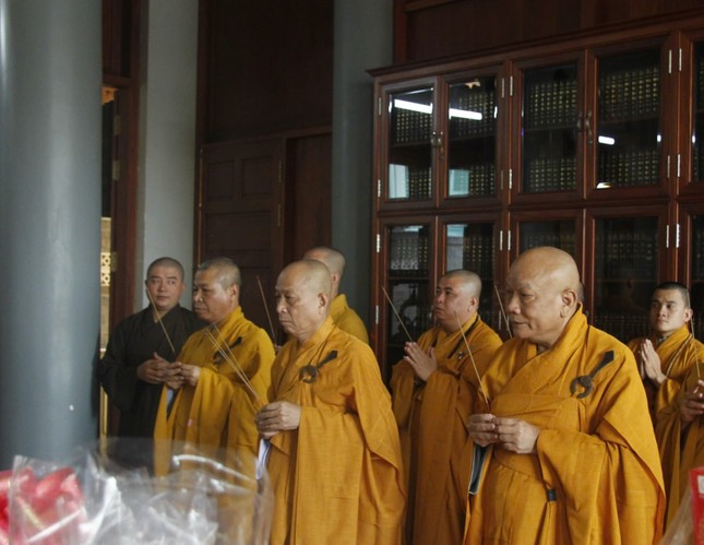 Thượng tọa Thích Huệ Khai, Trưởng ban Trị sự GHPGVN tỉnh Đồng Nai cùng chư tôn đức trong môn phong dâng hương tưởng niệm Thượng tọa Thích Huệ Khai, Trưởng ban Trị sự GHPGVN tỉnh Đồng Nai cùng chư tôn đức trong môn phong dâng hương tưởng niệm