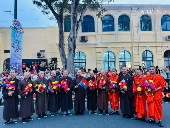 Chư Tăng đại diện Phật giáo TP.HCM tham gia khối diễu hành Chư Tăng đại diện Phật giáo TP.HCM tham gia khối diễu hành