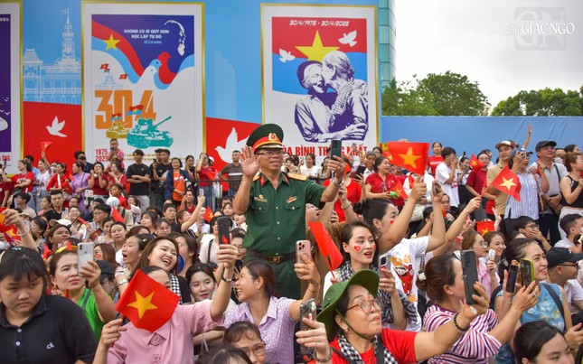 Không khí vô cùng hân hoan, sôi nổi Không khí vô cùng hân hoan, sôi nổi