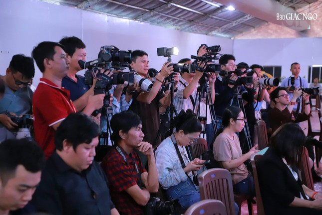 Đông đảo biên tập viên, phóng viên, đại diện các hãng thông tấn tham dự Đông đảo biên tập viên, phóng viên, đại diện các hãng thông tấn tham dự