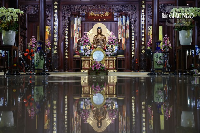 Chánh điện Quảng Hương Già Lam được xây dựng lại theo kiến trúc truyền thống Huế trong đợt đại trùng tu vào năm 2014 Chánh điện Quảng Hương Già Lam được xây dựng lại theo kiến trúc truyền thống Huế trong đợt đại trùng tu vào năm 2014