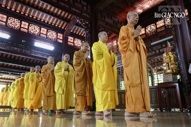 Cuối mùa an cư, các vị chúng trưởng sẽ họp lại, đề cử 4 vị Tăng có kỷ luật trong sinh hoạt và sự tinh tấn tu học trong chúng của mình để chư Tăng bỏ phiếu kín nhằm quyết định cử ra 1 vị thọ y công đức vào ngày Tự tứ Cuối mùa an cư, các vị chúng trưởng sẽ họp lại, đề cử 4 vị Tăng có kỷ luật trong sinh hoạt và sự tinh tấn tu học trong chúng của mình để chư Tăng bỏ phiếu kín nhằm quyết định cử ra 1 vị thọ y công đức vào ngày Tự tứ