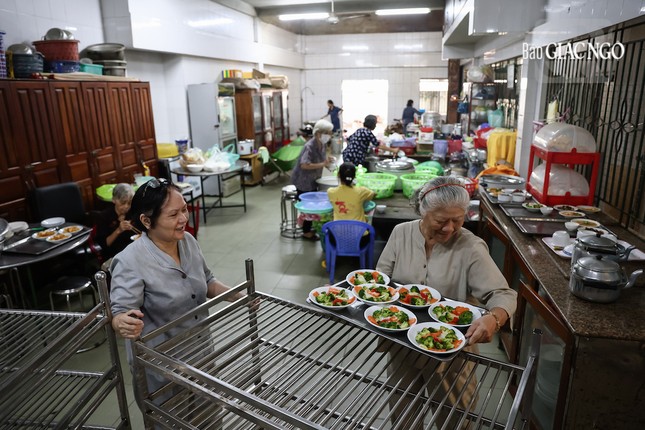 Và để duy trì sự sinh hoạt, tu học của chư Tăng, không thể không kể đến phần nào sự đóng góp âm thầm của các Phật tử, cư sĩ phát tâm công quả mỗi ngày Và để duy trì sự sinh hoạt, tu học của chư Tăng, không thể không kể đến phần nào sự đóng góp âm thầm của các Phật tử, cư sĩ phát tâm công quả mỗi ngày
