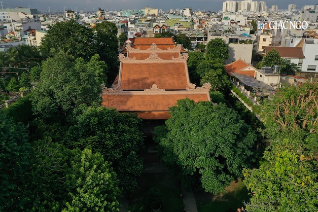 Với mục đích để làm nơi lưu trú cho các Tăng sinh của Phật học viện Trung phần Hải Đức - Nha Trang vào Nam theo học các chương trình cao hơn, năm 1960, Đại lão Hòa thượng Thích Trí Thủ phát mãi một mảnh vườn rộng khoảng 4.000 mét vuông để xây dựng Quảng Hương Già Lam Với mục đích để làm nơi lưu trú cho các Tăng sinh của Phật học viện Trung phần Hải Đức - Nha Trang vào Nam theo học các chương trình cao hơn, năm 1960, Đại lão Hòa thượng Thích Trí Thủ phát mãi một mảnh vườn rộng khoảng 4.000 mét vuông để xây dựng Quảng Hương Già Lam