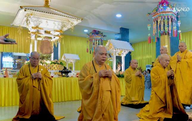 Về dạng thức, nghi Mông sơn thí thực được chia thành 3 loại căn bản từ đơn giản đến phức tạp gồm: Tiểu Mông sơn, Trung khoa Du-già và Đại khoa Du-già