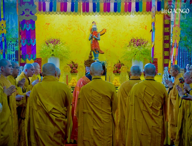 Trung khoa Du-già hay còn gọi nôm na là “trai đàn chẩn tế” thường được cử hành trong các dịp đặc biệt với cách bố trí, sắp xếp đàn nghi công phu, phức tạp hơn. Trung khoa khá phổ biến ở các tỉnh miền Trung