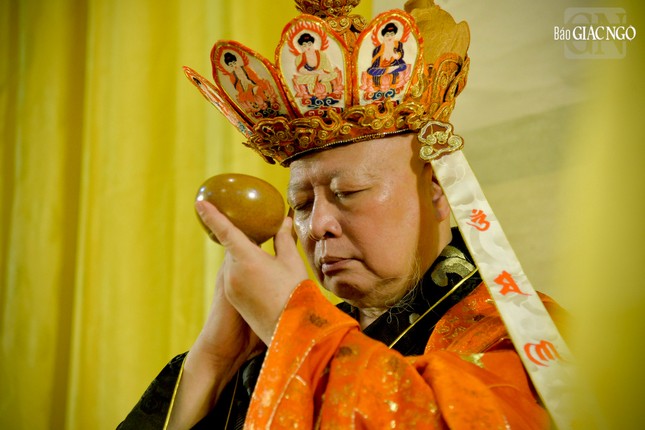 Thiết lập trai đàn, vị gia trì sư vận tâm bình đẳng, nhờ oai lực Phật mà ban bố Cam lộ pháp thực đồng đều cho tất cả, không có sự phân chia, ngăn cách