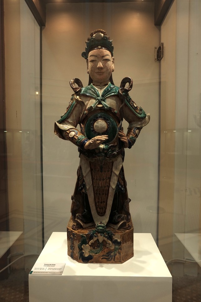 Tượng Hộ pháp, gốm phủ men nhiều màu, thế kỷ XIX - XX Tượng Hộ pháp, gốm phủ men nhiều màu, thế kỷ XIX - XX