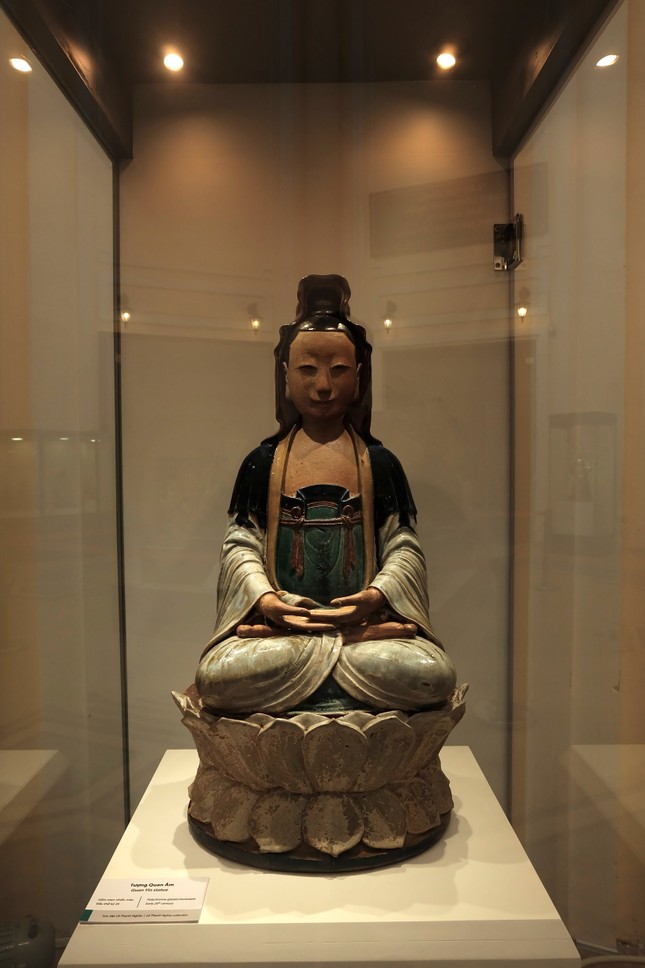 Tượng Quán Thế Âm Bồ-tát, gốn phủ men nhiều màu, đầu thế kỷ XX Tượng Quán Thế Âm Bồ-tát, gốn phủ men nhiều màu, đầu thế kỷ XX