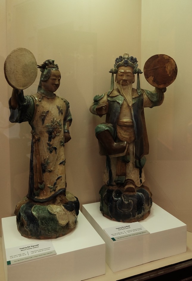 Cặp tượng ông Nhật bà Nguyệt thường được bài trí trên phần nóc tiền điện của các công trình chùa chiền, miếu vũ xưa tại miền Nam Cặp tượng ông Nhật bà Nguyệt thường được bài trí trên phần nóc tiền điện của các công trình chùa chiền, miếu vũ xưa tại miền Nam