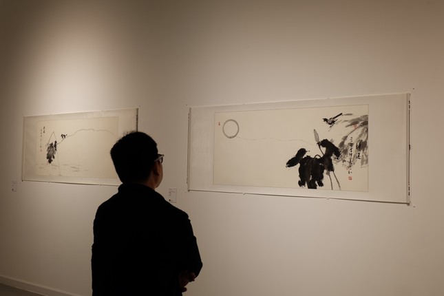 “Sự minh triết, giản dị và hóm hỉnh” vẫn là tinh thần và phong cách chủ đạo mà Trầm Kim Hòa theo đuổi trong thiền họa - thư pháp