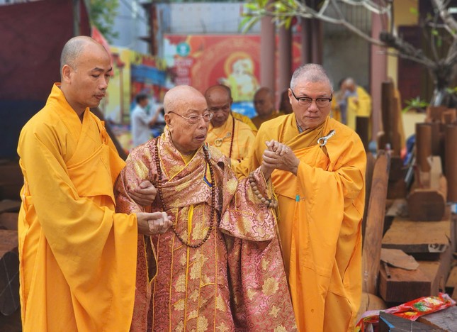 Trưởng lão Hòa thượng Thích Như Thọ quang lâm chứng minh và dâng hương tưởng niệm Trưởng lão Hòa thượng Thích Như Thọ quang lâm chứng minh và dâng hương tưởng niệm