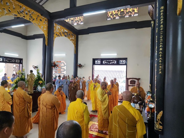 Buổi lễ được diễn ra trong không khí trang nghiêm, thành kính Buổi lễ được diễn ra trong không khí trang nghiêm, thành kính