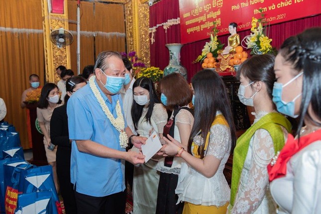 Ông Trương Hòa Bình trao quà Tết đến các sinh viên Lào, Campuchia, Việt Nam và công nhân đồng bào Khmer xa nhà, đang học tập, sinh sống tại TP.HCM Ông Trương Hòa Bình trao quà Tết đến các sinh viên Lào, Campuchia, Việt Nam và công nhân đồng bào Khmer xa nhà, đang học tập, sinh sống tại TP.HCM