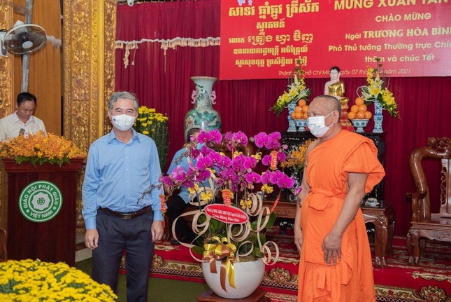 Phó Chủ tịch UBND TP.HCM Ngô Minh Châu tặng hoa Tết Phó Chủ tịch UBND TP.HCM Ngô Minh Châu tặng hoa Tết