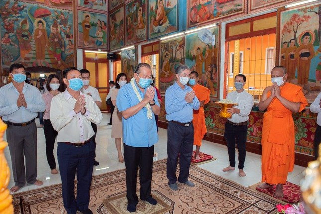 Hoà thượng Danh Lung (góc phải) huớng dẫn Phó Thủ tướng Thường trực và các thành viên trong đoàn thắp hương, dâng cúng đèn hoa lên Đức Phật tại chánh điện chùa Chantarangsay Hoà thượng Danh Lung (góc phải) huớng dẫn Phó Thủ tướng Thường trực và các thành viên trong đoàn thắp hương, dâng cúng đèn hoa lên Đức Phật tại chánh điện chùa Chantarangsay